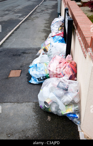 Les déchets ménagers recyclables soumis à la collecte. Trier les déchets dans les ménages par exemple le verre, le plastique, le papier, les canettes Banque D'Images