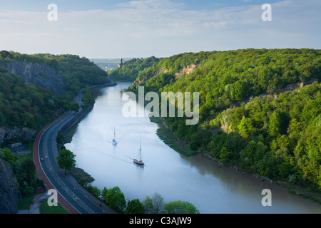 L'Avon Gorge avec Clifton Suspension Bridge dans la distance. Bristol. L'Angleterre. UK. Banque D'Images