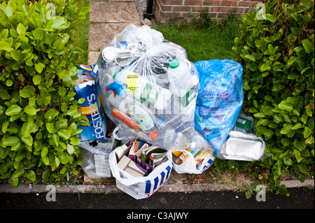 Les déchets ménagers recyclables soumis à la collecte. Trier les déchets dans les ménages par exemple le verre, le plastique, le papier, les canettes Banque D'Images