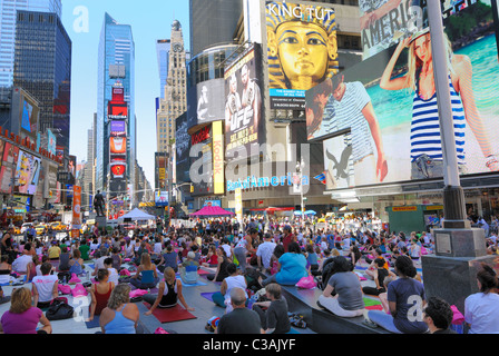 Les gens participent à un événement de yoga à Times Square New York City. Le 21 juin 2010. Banque D'Images