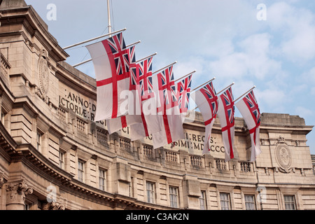 Drapeaux Pavillon Blanc sur le petit côté de l'Admiralty Arch London UK à la veille du Mariage Royal Banque D'Images