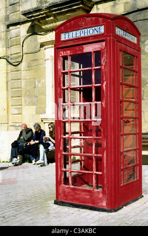 Dans une cabine téléphonique rouge sur l'île maltaise de Xewkija de Gozo. Banque D'Images