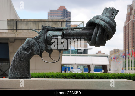 La Sculpture 'Non-violence' de Carl Fredrik Reuterswärd, symbole de la paix au Siège des Nations Unies à New York. Banque D'Images