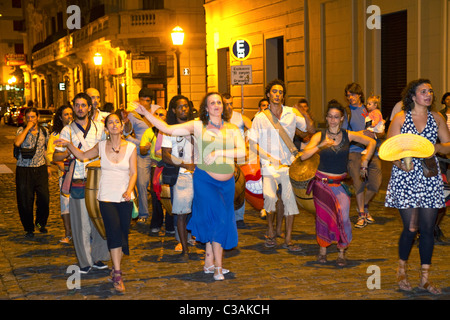 Défilé de gens et de danse le long de la rue Defensa dans le barrio de San Telmo de Buenos Aires, Argentine. Banque D'Images