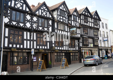 Ludlow Shropshire England UK Le magnifique noir et blanc la jonction de Ye Olde Bull Ring circa 1365 Bâtiment Taverne Banque D'Images