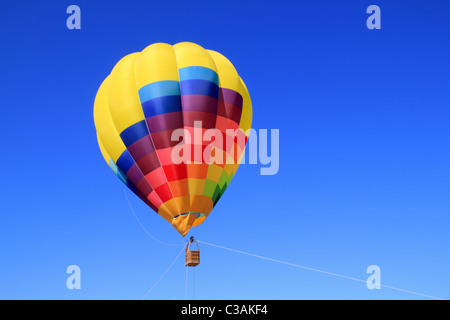 Colorés ballons des couleurs vives dans le ciel bleu flying ship Banque D'Images