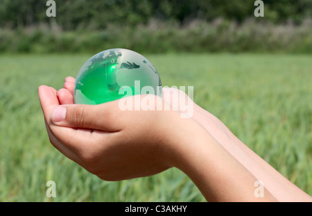 Bille de verre dans les mains de la planète Banque D'Images
