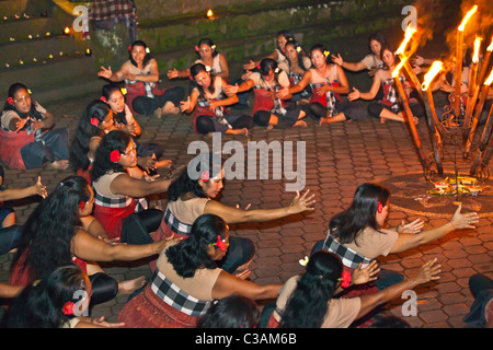 Le JUNUNGAN village est la seule femme SRIKANDHI KECAK RAMAYANA MONKEY (CHANT) Dance Troupe - UBUD, BALI Banque D'Images