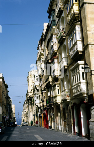 Tôt le matin, vue sur rue du marchand (Triq il-mercanti) dans la capitale maltaise de La Valette. Banque D'Images