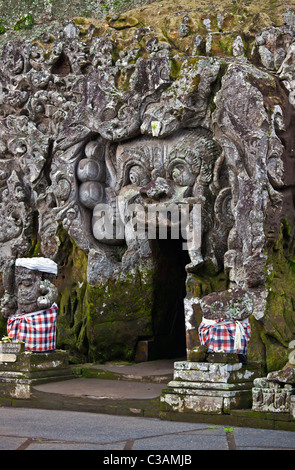 Les divinités protectrices à l'horrible sanctuaire hindou Goa Gajah également connu sous le nom de ELEPHANT CAVE, 9e siècle - UBUD, BALI, INDONÉSIE Banque D'Images