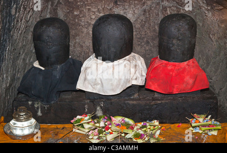 SHIVA LINGAMS trois à l'intérieur du sanctuaire hindou Goa Gajah également connu sous le nom de ELEPHANT CAVE, 9e siècle - UBUD, BALI, INDONÉSIE Banque D'Images