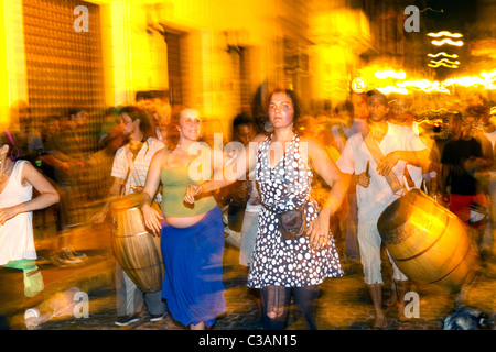 Défilé de gens et de danse le long de la rue Defensa dans le barrio de San Telmo de Buenos Aires, Argentine. Banque D'Images