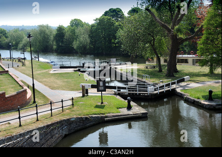 Le canal à écluses reliant la rivière à Stourport on Severn le Worcestershire England Uk Banque D'Images
