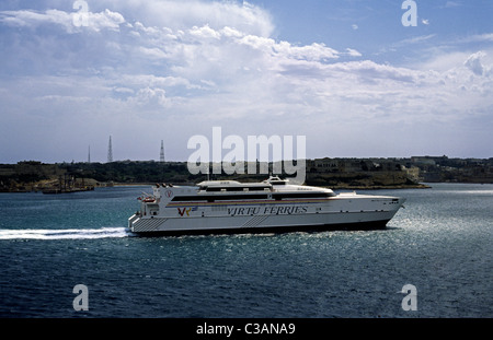 VIRTU Ferries exploités 'Jean de la Valette' arrivant de la Sicile dans le port de Malte La Valette. Banque D'Images