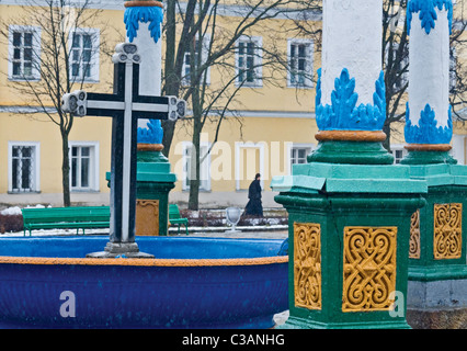 Bol avec de l'eau sainte dans Trinity-Sergievoj monastères. Banque D'Images