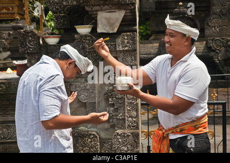 Dans un rituel de purification balinais à PURA TIRTA EMPUL temple hindou et un complexe de sources froides - TAMPAKSIRING, BALI, INDONÉSIE Banque D'Images