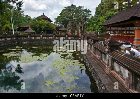 PURA TIRTA EMPUL un temple hindou et de guérison complexe sources froides créés par le dieu Indra - TAMPAKSIRING, BALI, INDONÉSIE Banque D'Images