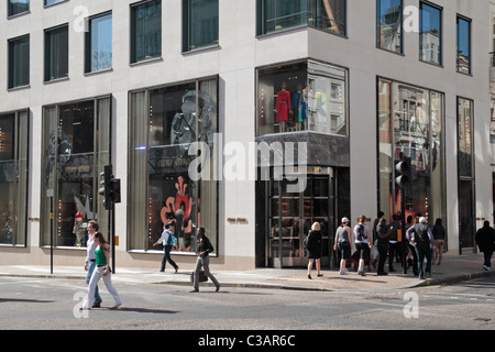 Le Miu Miu fashion shop, une ramification du designer Prada, sur New Bond Street, London, UK. Banque D'Images
