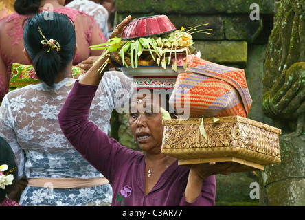 Femme hindoue portent en équilibre sur les offres de chefs à la cérémonie d'anniversaire du PURA PRAJAPATI près d'Ubud - BENTUYUNG SAKTI, Bali Banque D'Images