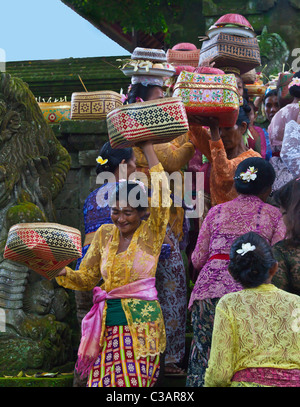 Femme hindoue portent en équilibre sur les offres de chefs à la cérémonie d'anniversaire du PURA PRAJAPATI près d'Ubud - BENTUYUNG SAKTI, Bali Banque D'Images