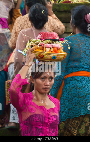 Femme hindoue portent en équilibre sur les offres de chefs à la cérémonie d'anniversaire du PURA PRAJAPATI près d'Ubud - BENTUYUNG SAKTI, Bali Banque D'Images