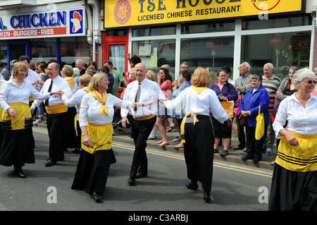 Les populations locales d'effectuer la danse Trevithick ' ' dans les rues de Hayle, Cornwall, à l'assemblée annuelle de la fête Trevithick Banque D'Images