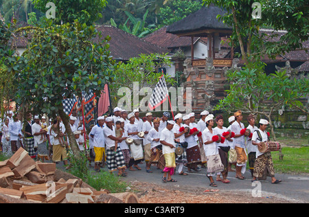 Les tambours et les cymbales sont joué au cours d'une procession pour un temple hindou anniversaire - UBUD, BALI Banque D'Images