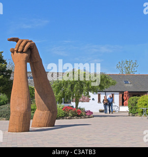 Young Couple Walking at Gretna Green Old Forge, Attraction touristique, Dumfries et Galloway, Écosse, Royaume-Uni Banque D'Images