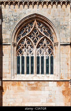 Fenêtre gothique à remplages Capela do Fundador (Chapelle du Fondateur) au Monastère de Batalha. Quartier gothique et manuélin. Le Portugal. Banque D'Images