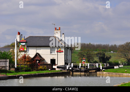 Le Grove Fuller's Lock 'Pub' par une écluse dans le Bedfordshire Banque D'Images