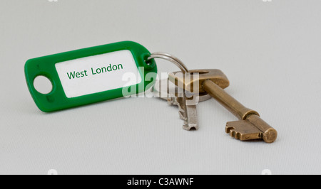 Deux clés avec une balise à l'ouest de Londres. L'une est une clé du type de Chubb et l'autre est une clé de type Yale. Banque D'Images