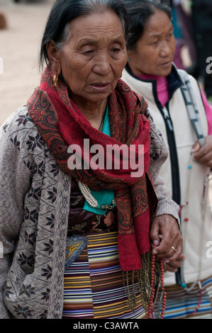 Les adorateurs contourneront les Boudha ou Boudhanath Stupa près de Katmandou, au Népal Banque D'Images