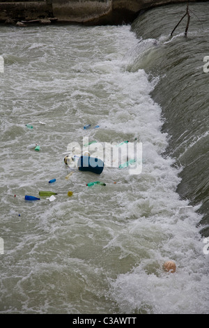 Des débris de plastique de la pollution dans les rapides du Tibre à Rome. Detriti di plastica dans una rapida del fiume Tevere a Roma Banque D'Images