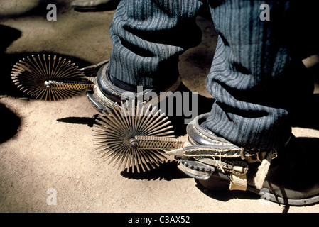 Une paire de fantaisie handcrafted silver spurs bouclée pour les bottes d'un gaucho argentin (cowboy) scintillent au soleil en Argentine, en Amérique du Sud. Banque D'Images