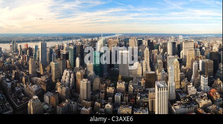 Urban city sunset panorama vue aérienne. New York Ville Manhattan vue panoramique aérienne avec le New Jersey à l'ouest de la rivière Hudson et Banque D'Images