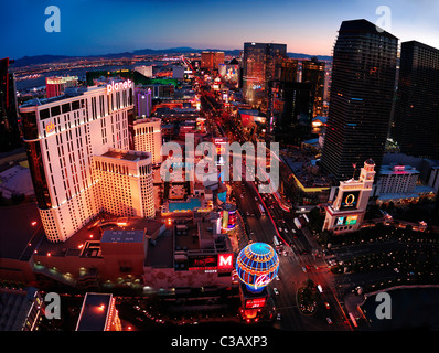 Vue panoramique aérienne du Strip de Las Vegas au coucher du soleil. Banque D'Images