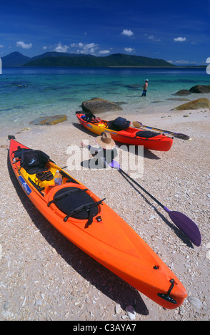 Kayaks tiré sur Nudey Beach, Fitzroy Island, près de Cairns, Queensland, Australie. Pas de monsieur ou PR Banque D'Images