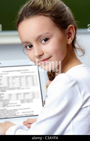 Portrait de jolie fille sur le lieu de travail looking at camera Banque D'Images