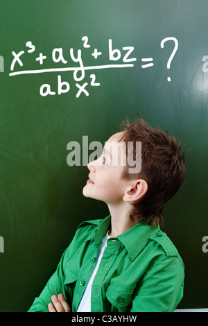 Portrait de jeune garçon à la smart à tableau noir avec formule algébrique sur c Banque D'Images