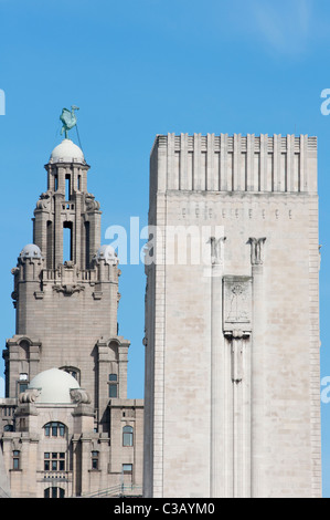 Deux de "Les trois grâces" sur le front de mer de Liverpool. Le Royal Liver Building et St Georges de La Tour De Ventilation Dock. UK Banque D'Images