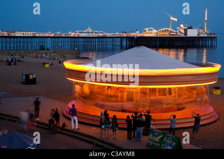 Un déménagement carousel sur Brighton Beach de nuit Banque D'Images