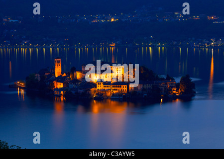 L'Italie, lac d'Orta, Isola di San Giulio, l'Isola di San Giulio au crépuscule Banque D'Images