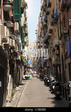 Une rue étroite de Naples avec des lavant et des scooters suspendus remplissant la rue, Naples, Italie Banque D'Images