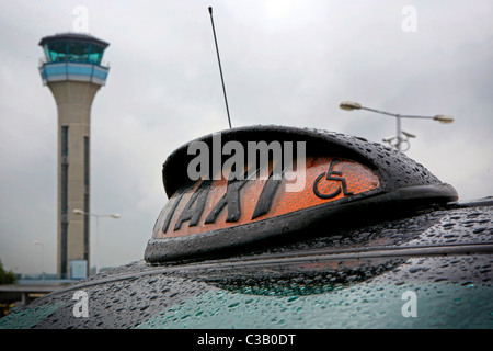 Un taxi attend les clients de l'Aéroport International de Luton à Londres Banque D'Images