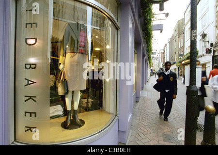 Une fenêtre de Ted Baker afficher dans un magasin de Covent Garden. Banque D'Images