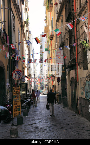 Une rue étroite à Naples, Italie Banque D'Images