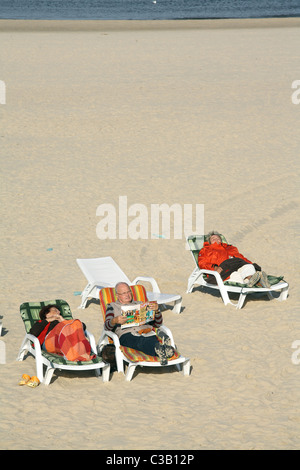 Les gens se trouvant sur la plage de Swinoujscie, Pologne Banque D'Images