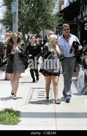 David Hasselhoff et ses filles Hayley Hasselhoff et Taylor-Ann Hasselhoff laisser Joan's On Troisième avec leur chien après Banque D'Images