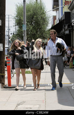 David Hasselhoff et ses filles Hayley Hasselhoff et Taylor-Ann Hasselhoff laisser Joan's On Troisième avec leur chien après Banque D'Images