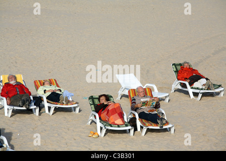 Les gens se trouvant sur la plage de Swinoujscie, Pologne Banque D'Images